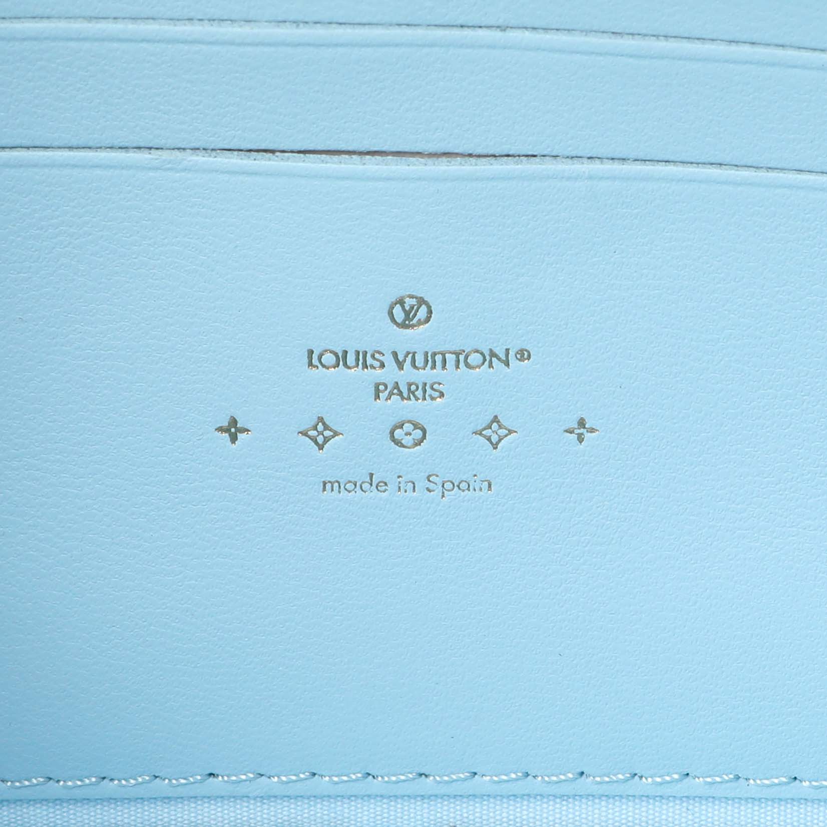 Exclusive Louis Vuitton Light Blue Vernis Malibu Pochette — Detail View