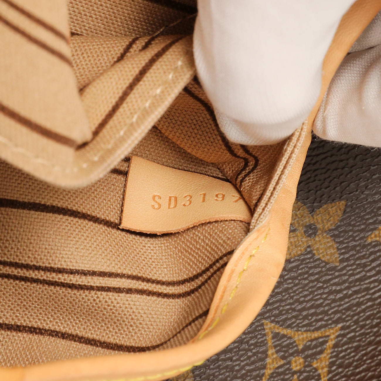 Exclusive Louis Vuitton Monogram Neverfull MM — Lifestyle View