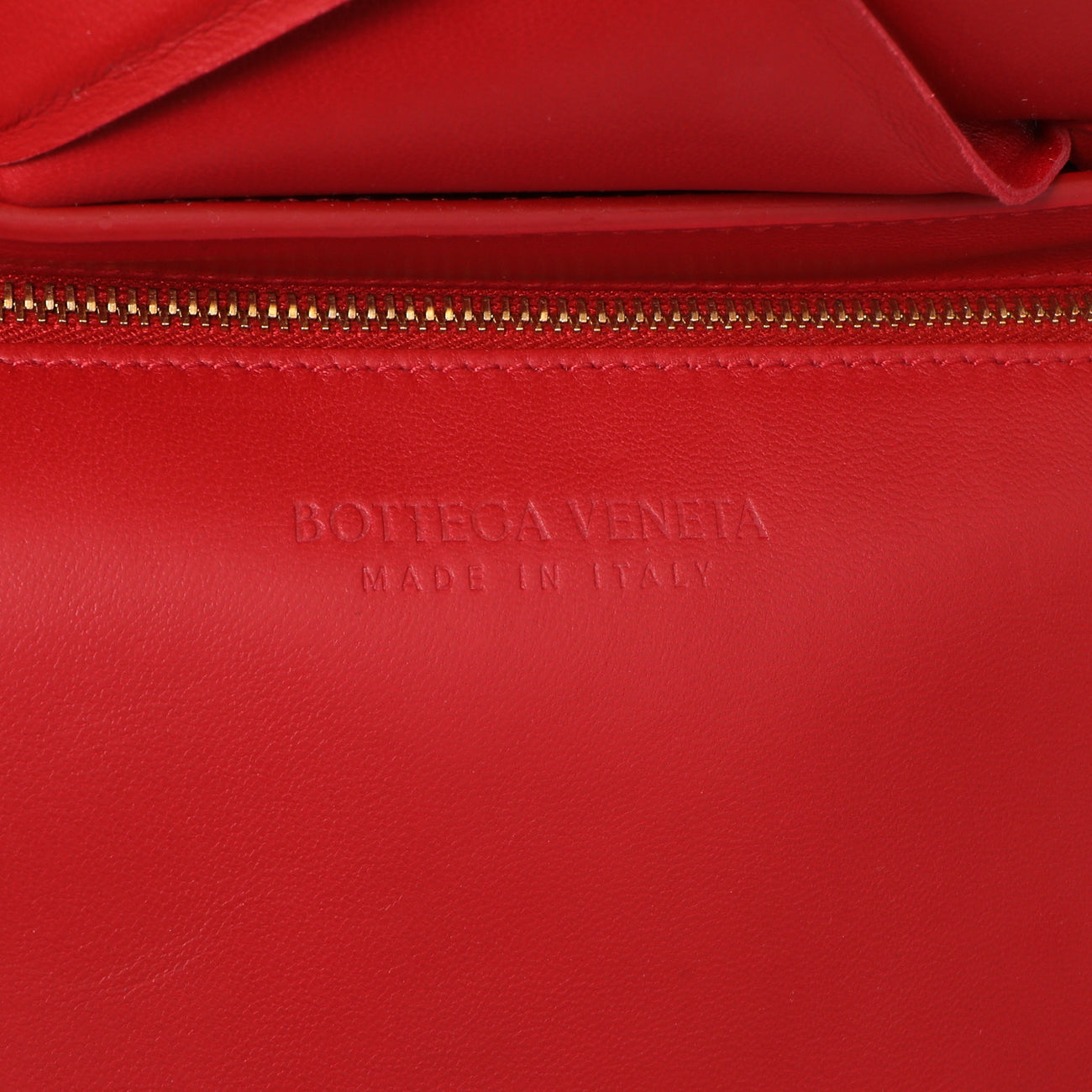 Exclusive Bottega Veneta Red Nappa Intreccio Padded Top Handle Shoulder Bag — Detail View