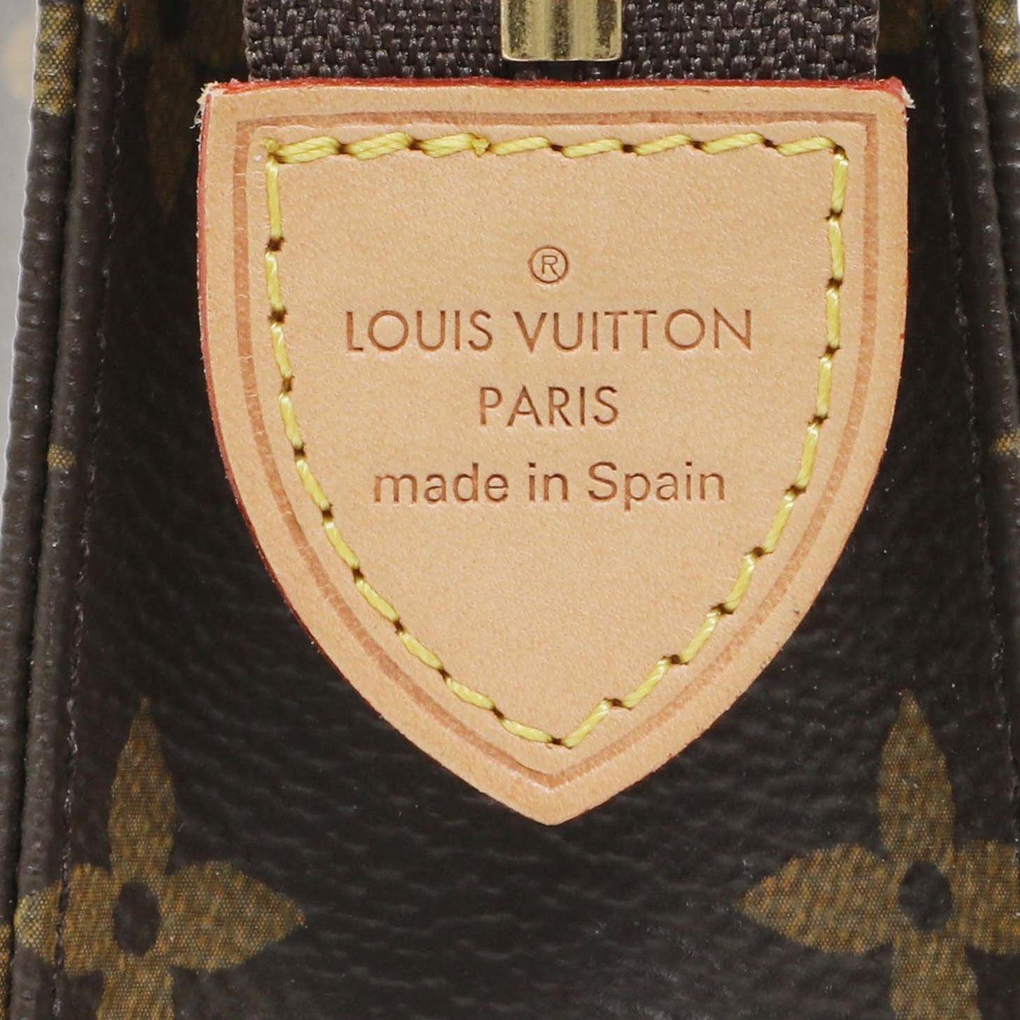Exclusive Louis Vuitton Monogram Toiletry Pouch 19 — Detail View