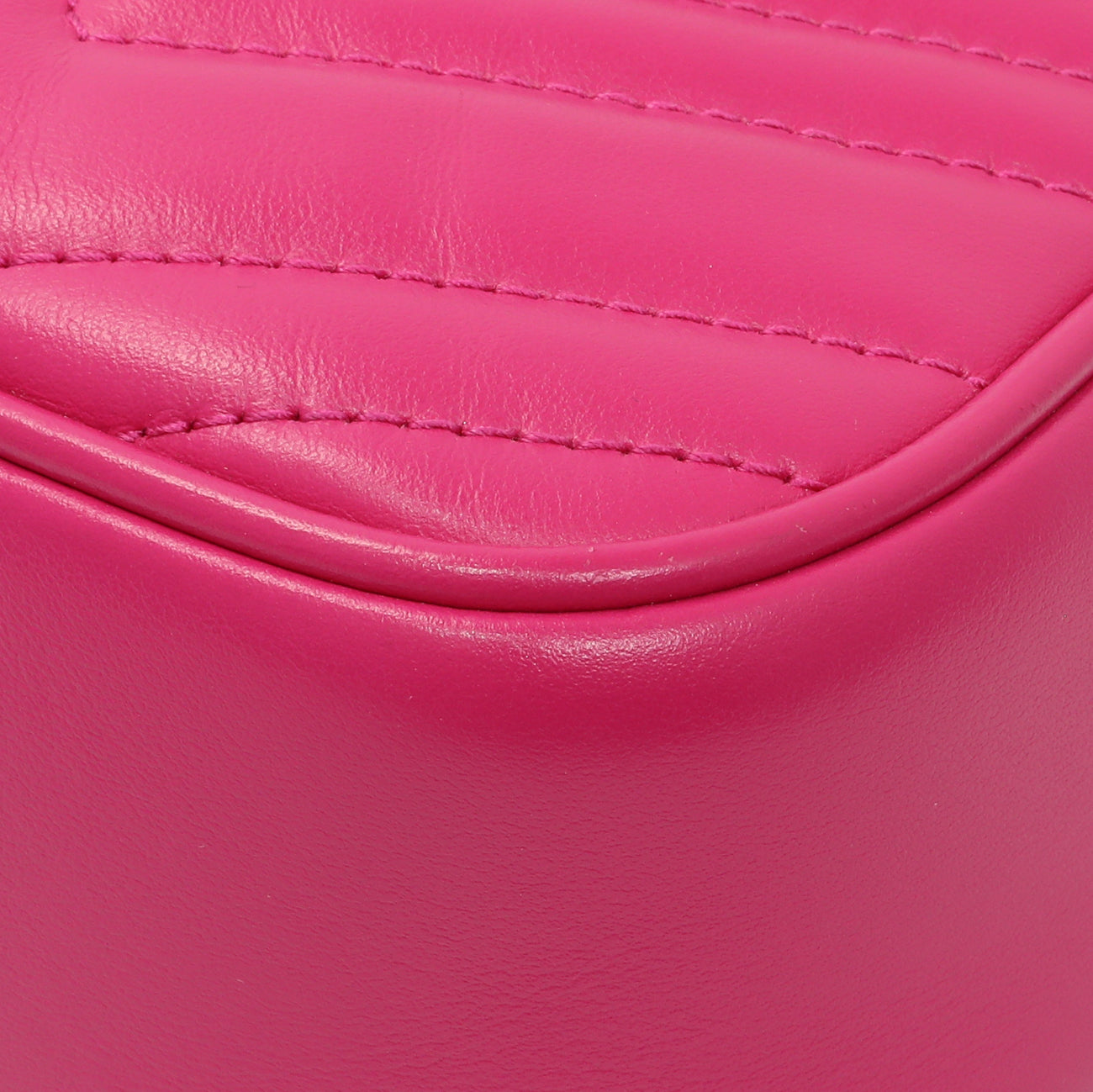 Exclusive Gucci Fuxia Calfskin Marmont Chain Bag — Detail View