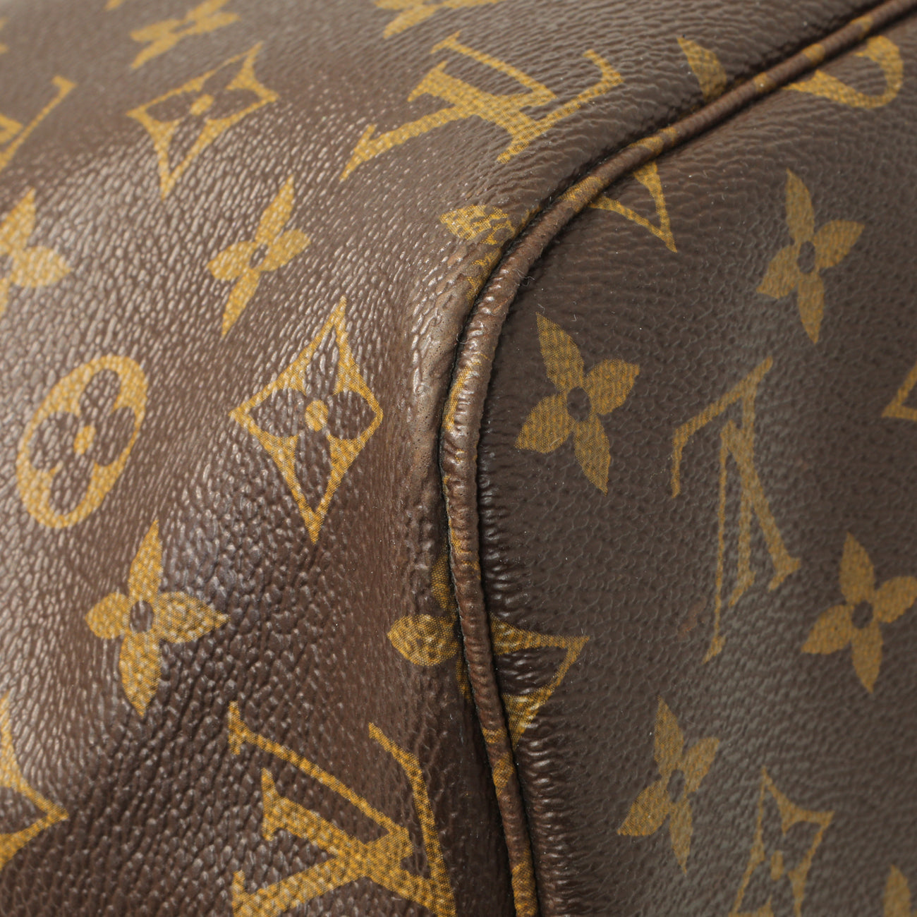 Exclusive Louis Vuitton Monogram Neverfull MM — Lifestyle View