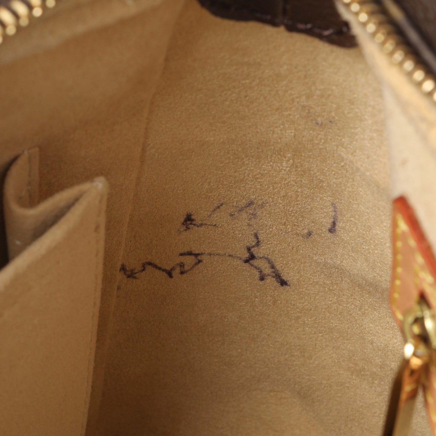 Exclusive Louis Vuitton Monogram Looping MM — Alternate View 11