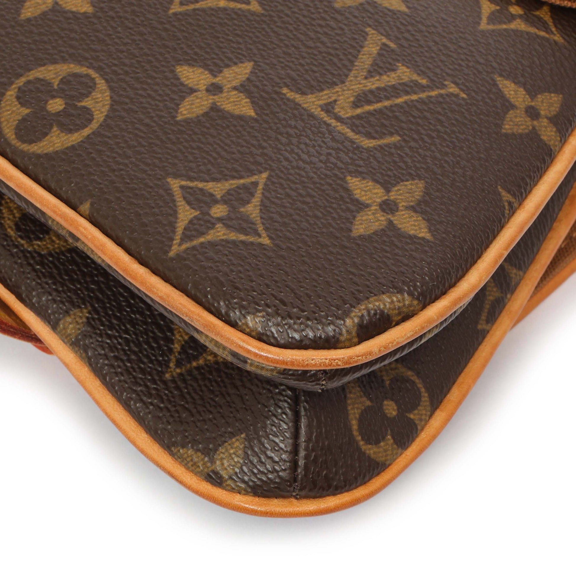 Exclusive Louis Vuitton Monogram Pochette Marelle MM — Alternate View 8