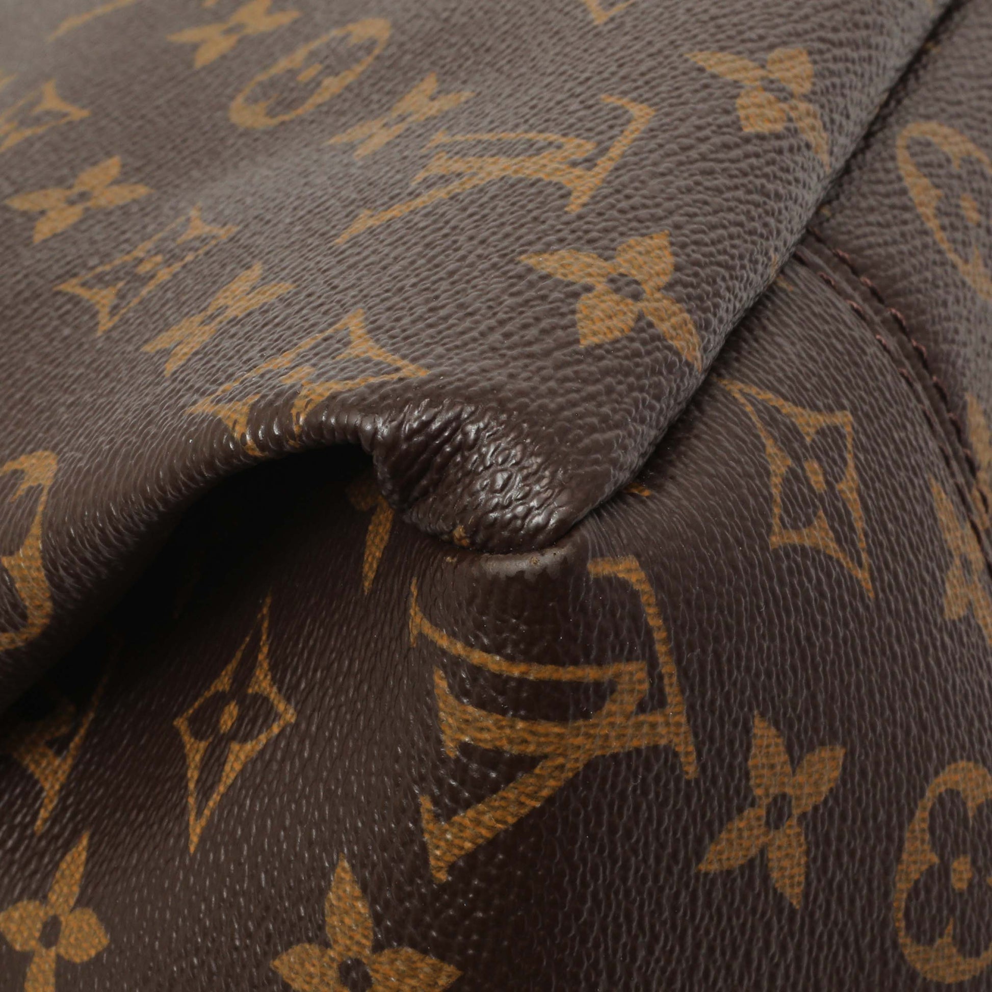 Exclusive Louis Vuitton Monogram Artsy MM — Lifestyle View