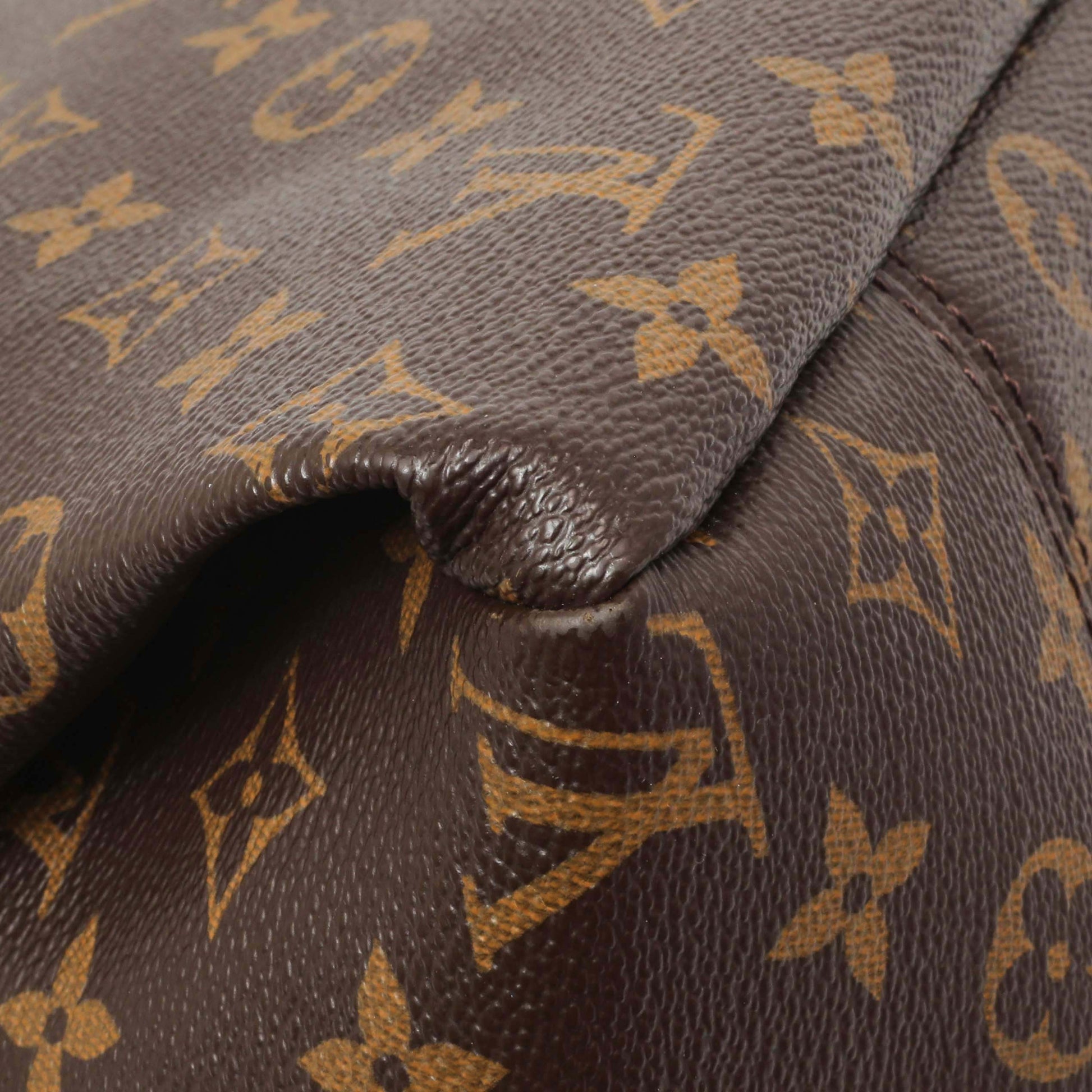 Exclusive Louis Vuitton Monogram Artsy MM — Lifestyle View