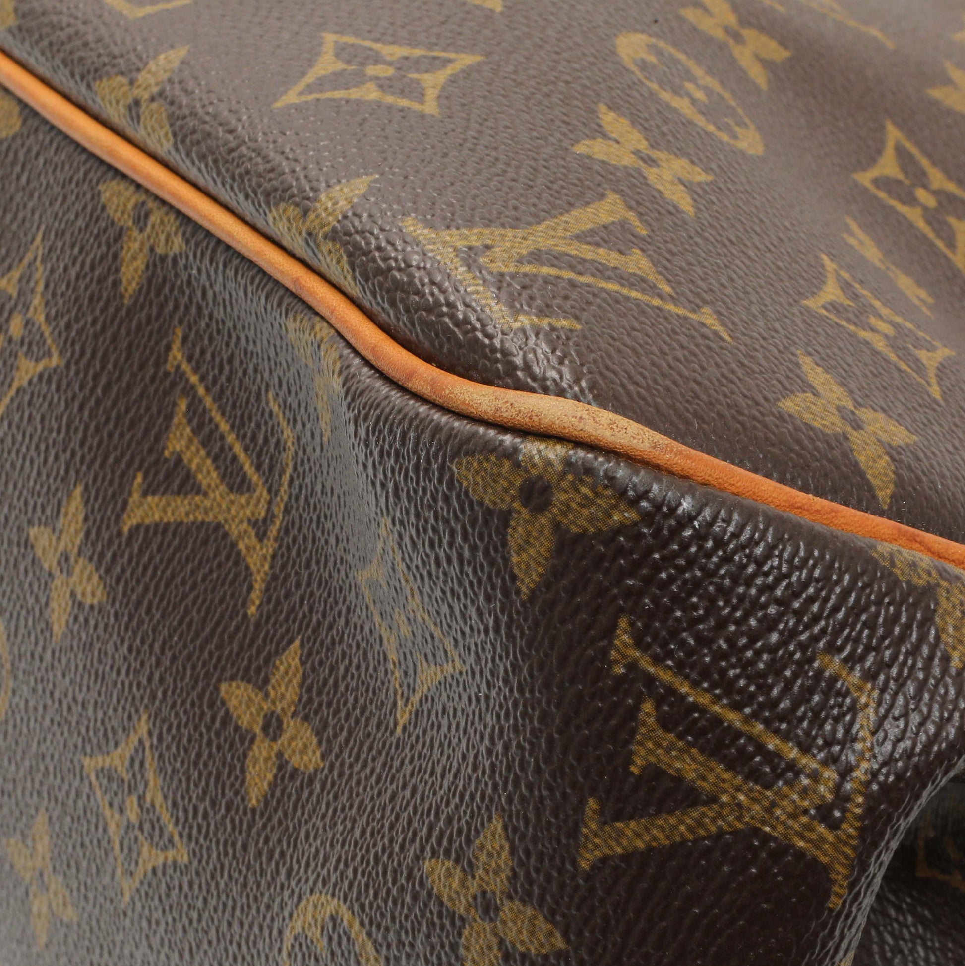 Exclusive Louis Vuitton Monogram Batignolles Horizontal — Detail View