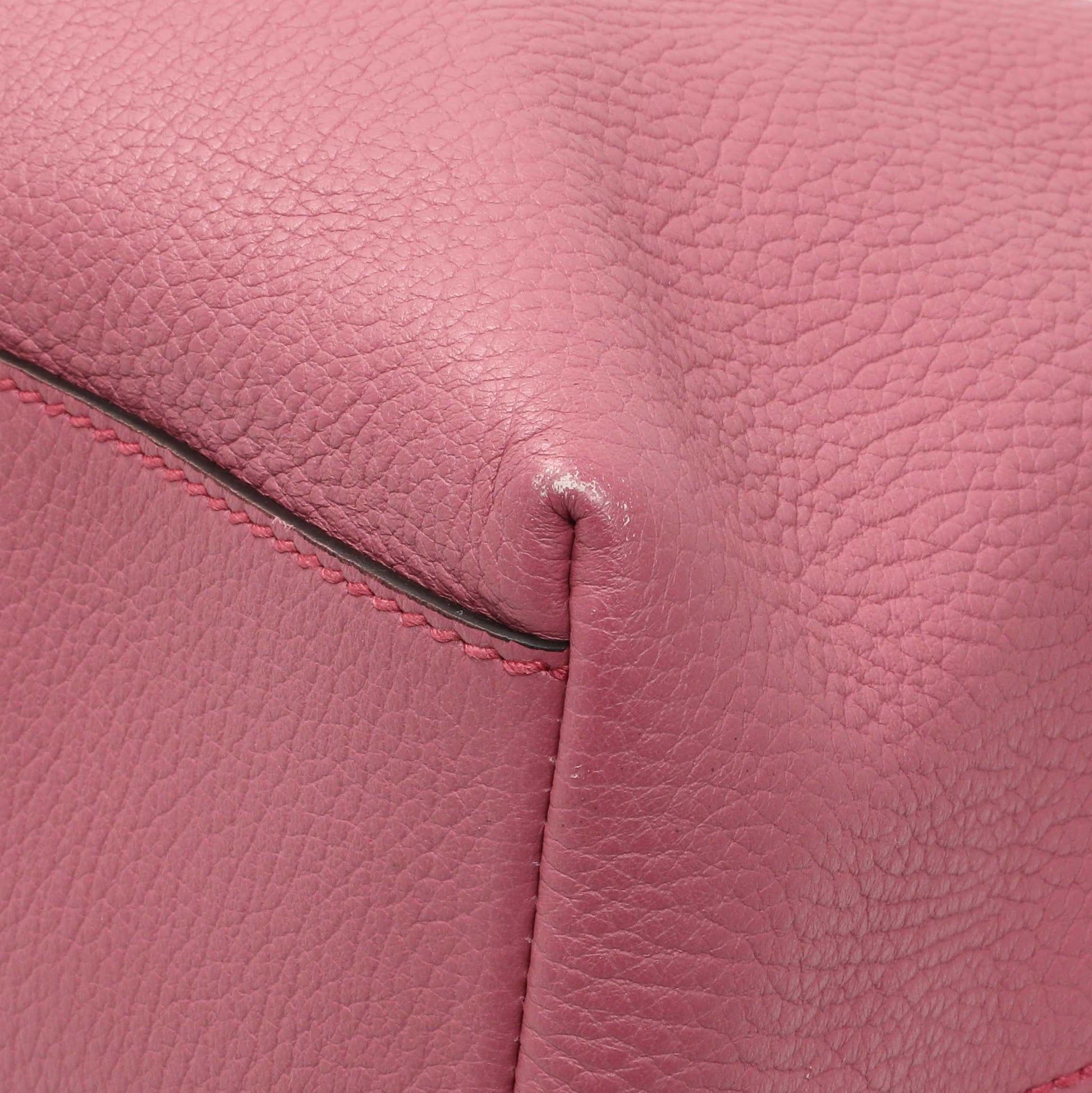 Exclusive Gucci Pink Medium Soho Chain Shoulder Bag — Detail View