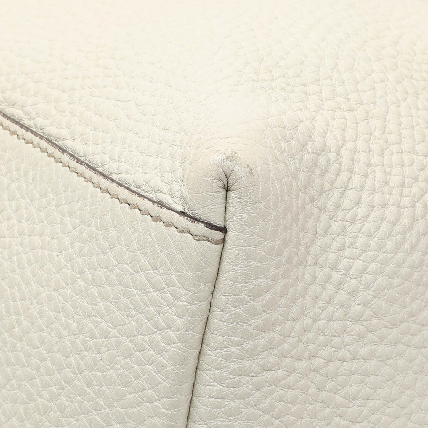 Exclusive Gucci White Pebbled Calfskin Medium Soho Chain Shoulder Bag — Detail View