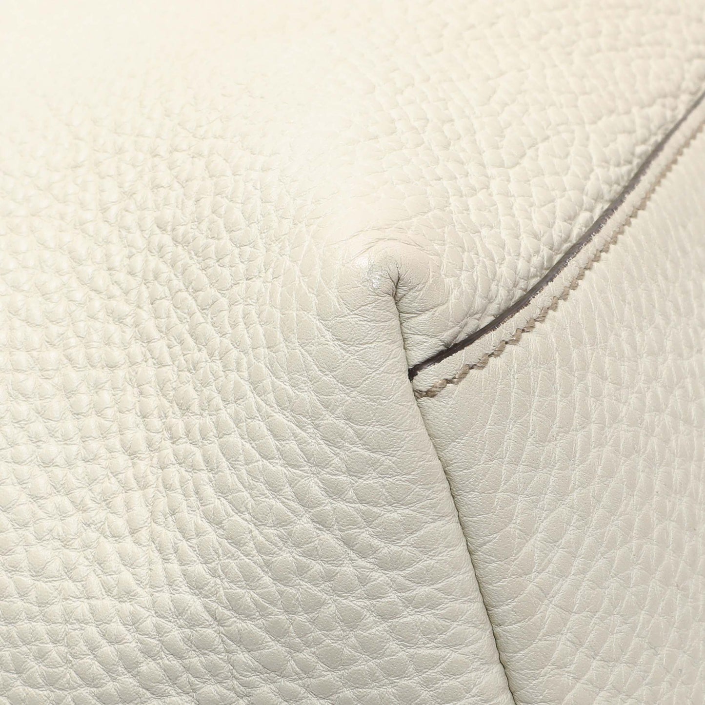 Exclusive Gucci White Pebbled Calfskin Medium Soho Chain Shoulder Bag — Lifestyle View