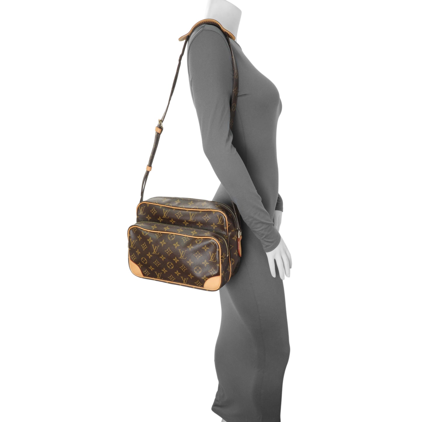 Exclusive Louis Vuitton Monogram Nil 28 — Lifestyle View