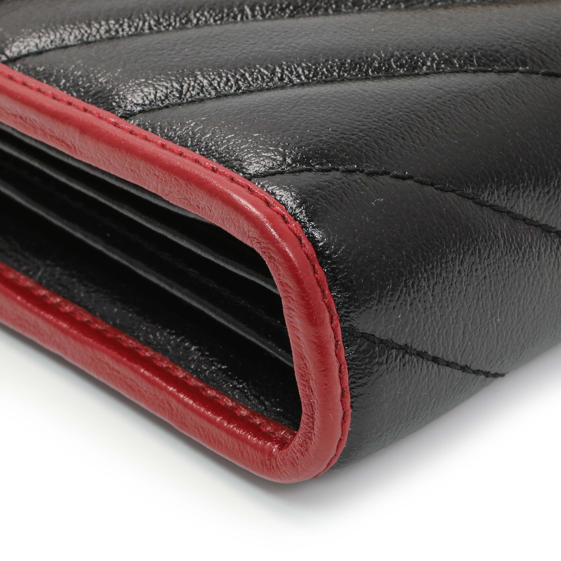 Exclusive Gucci Black Red Vintage Effect Calfskin Matelasse Diagonal Torchon GG Marmont Chain Wallet — Top View