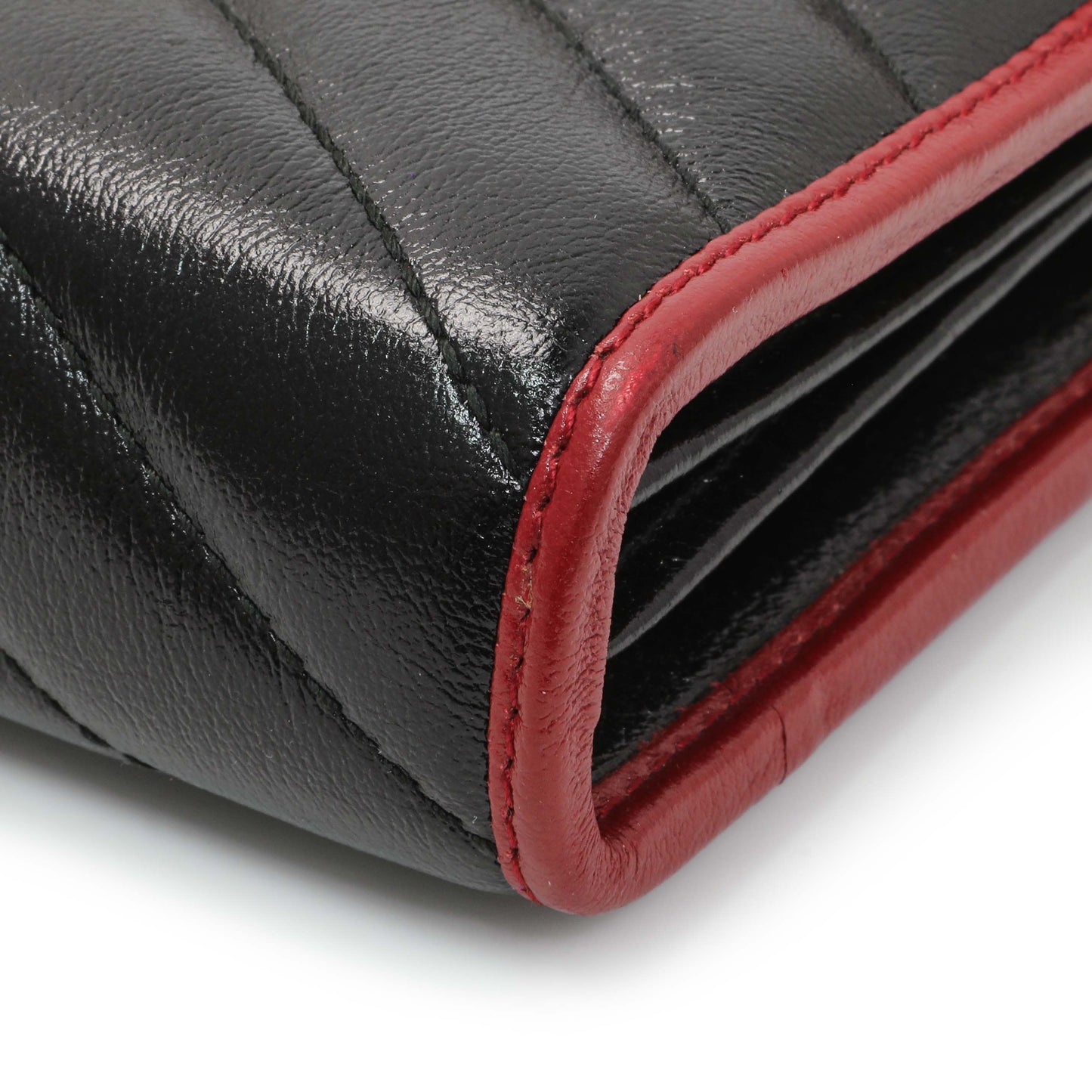 Exclusive Gucci Black Red Vintage Effect Calfskin Matelasse Diagonal Torchon GG Marmont Chain Wallet — Detail View
