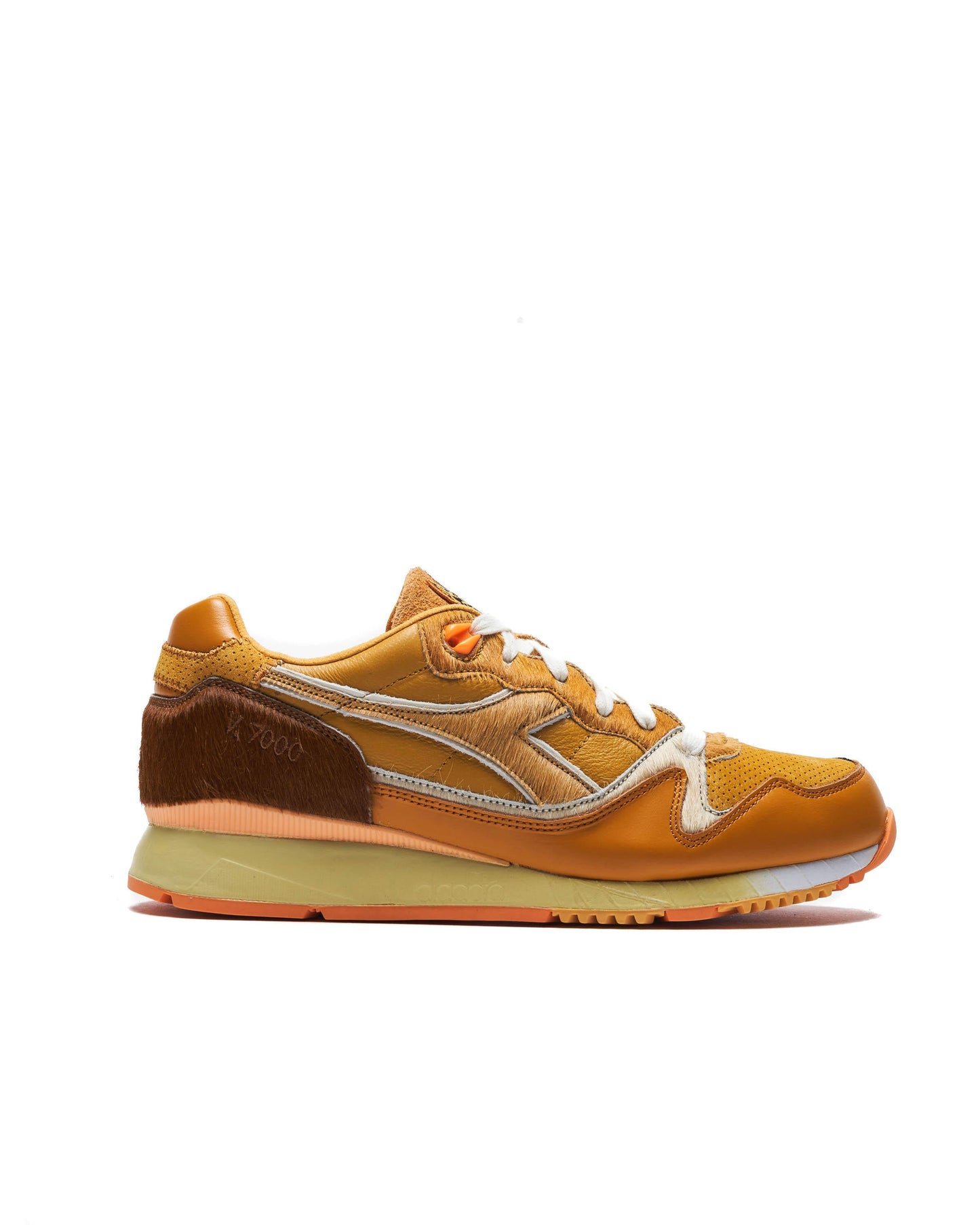 Exclusive Diadora x 24Kilates V7000 "Amigos Para Siempre" — 1.5 — Front View