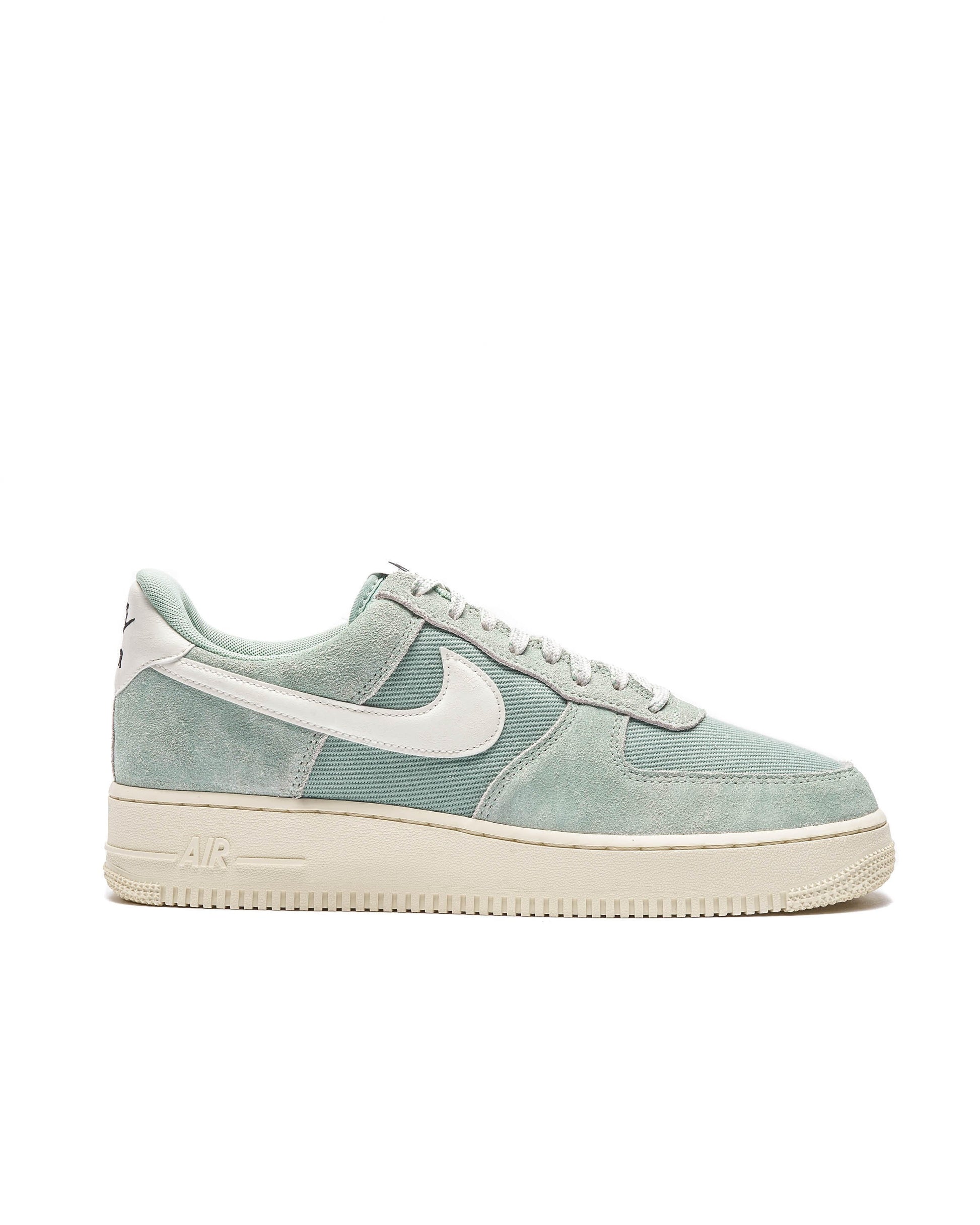 Exclusive Nike AIR FORCE 1 '07 LV8 — 3 — Front View