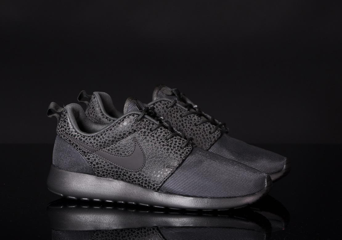 Exclusive Nike Roshe Run Premium — 3.5 — Front View