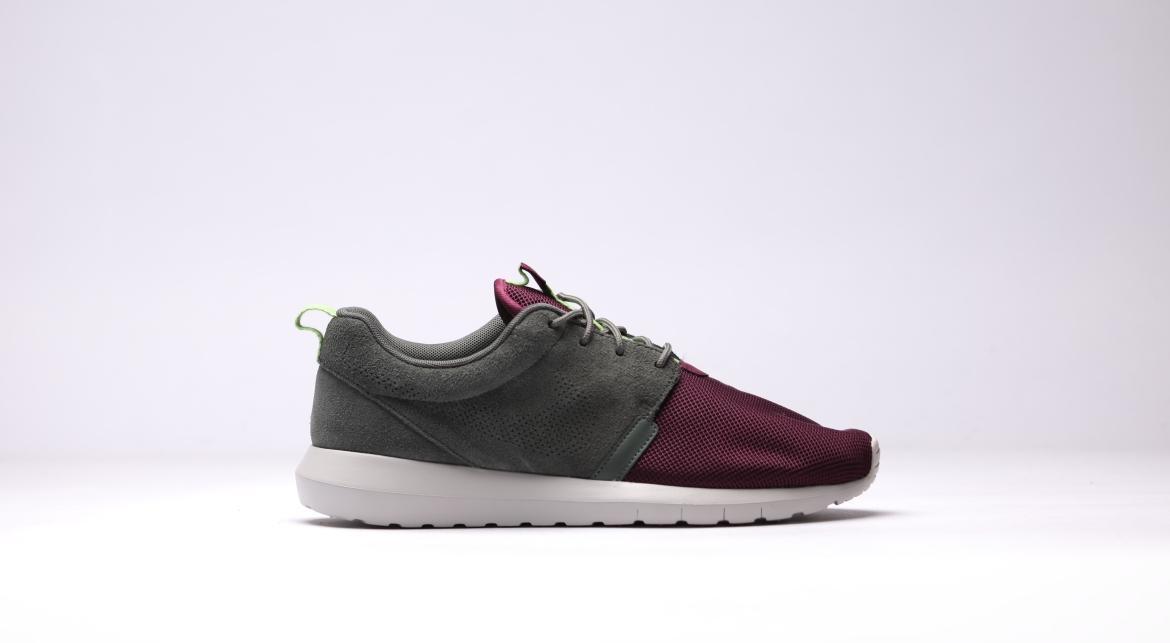 Exclusive Nike Rosherun Nm FB "Villain Red" — 3.5 — Front View