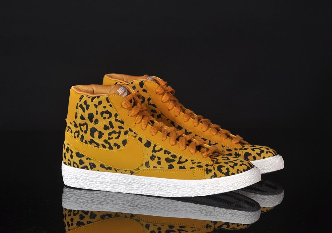 Exclusive Nike Wmns Blazer Mid Print (VNTG) — 3.5 — Front View