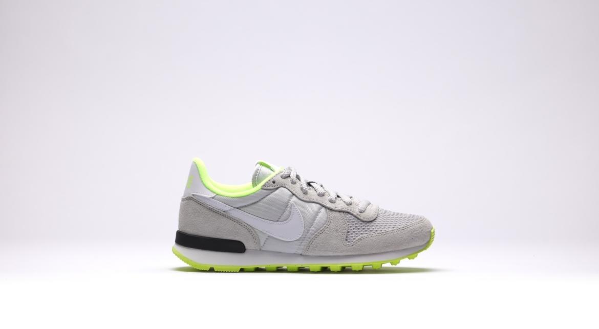 Exclusive Nike Wmns Internationalist — 5 — Front View