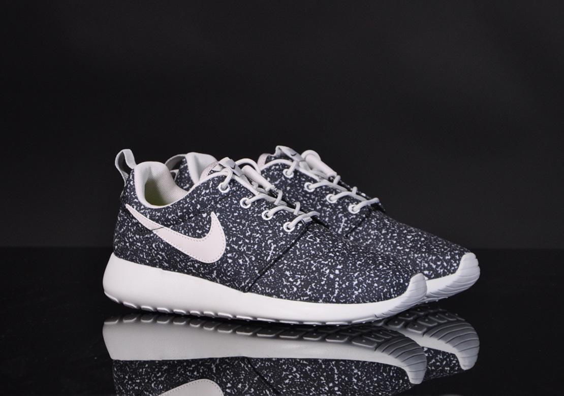 Exclusive Nike Wmns Roshe Run — 3.5 — Front View