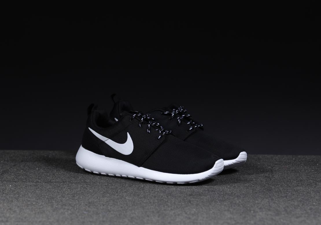 Exclusive Nike Wmns Rosherun — 3.5 — Front View