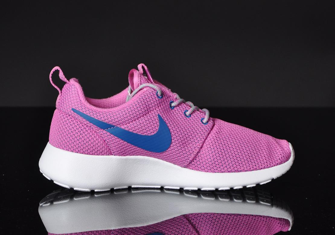 Exclusive Nike Wmns Rosherun — 3.5 — Front View