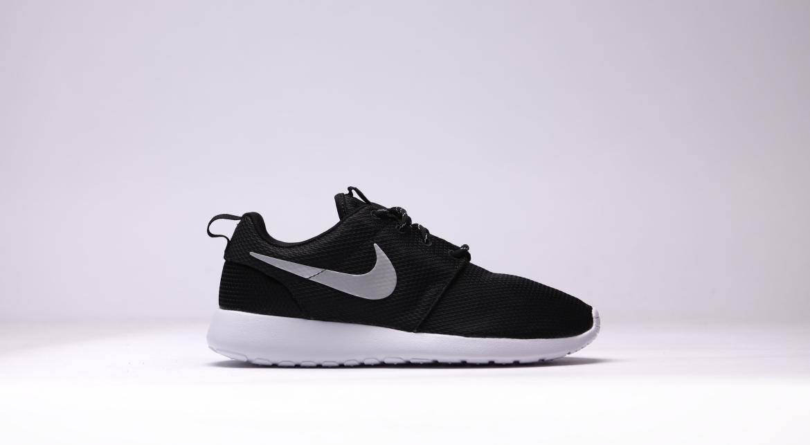 Exclusive Nike Wmns Rosherun "Pure Platinum" — 5 — Front View