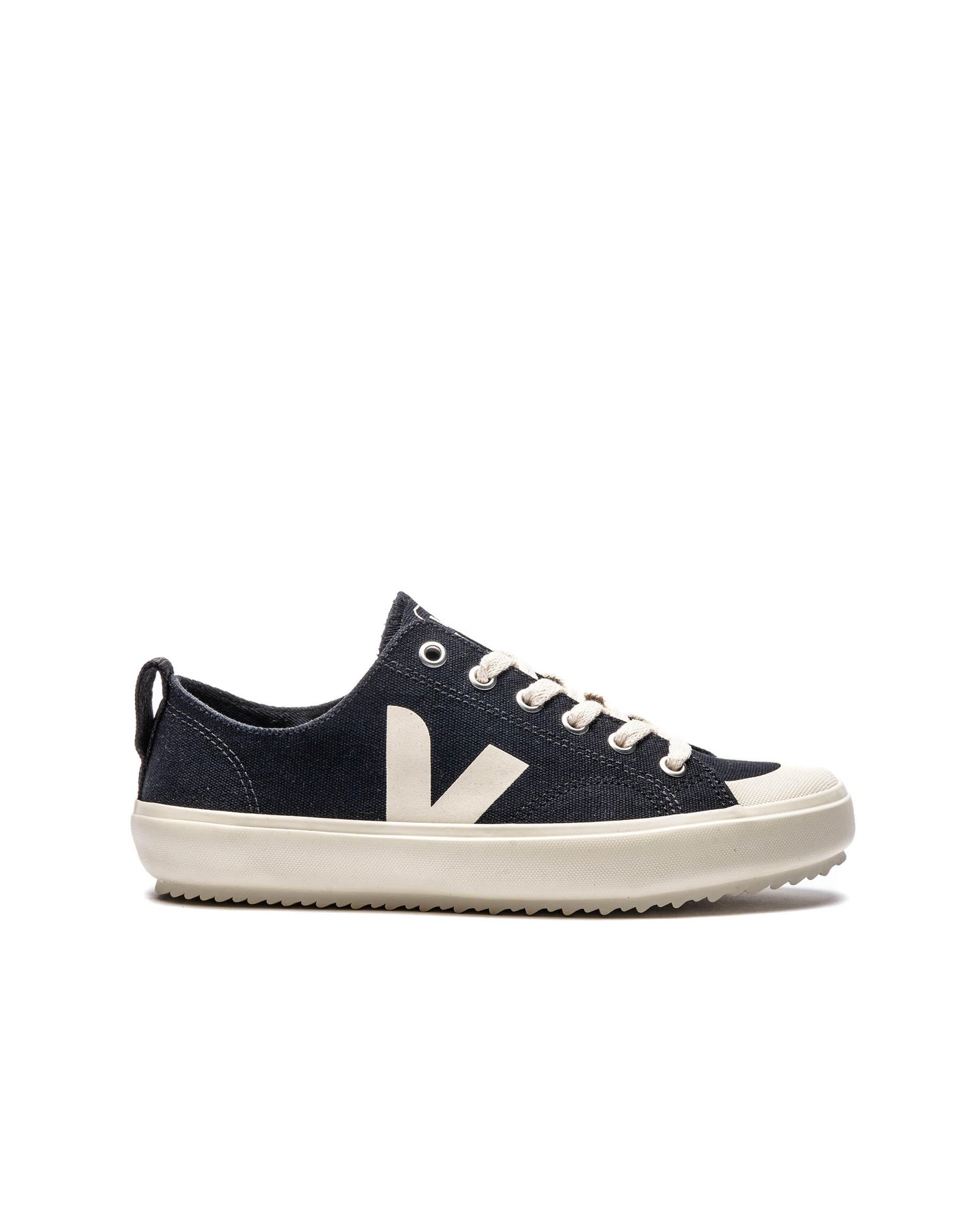 Exclusive Veja NOVA — 4 — Front View