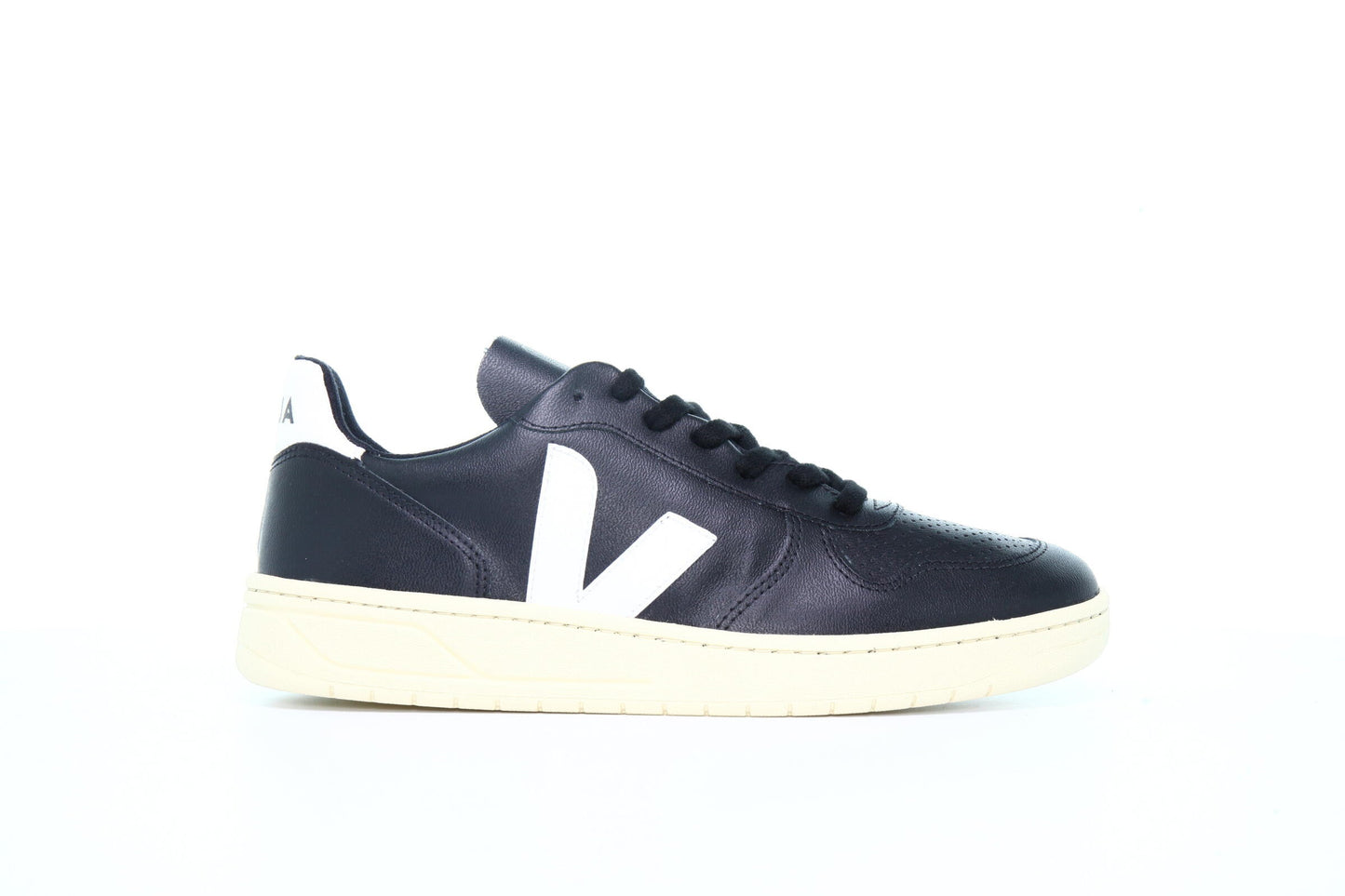 Exclusive Veja V-10 "Black & White" — 7 — Front View