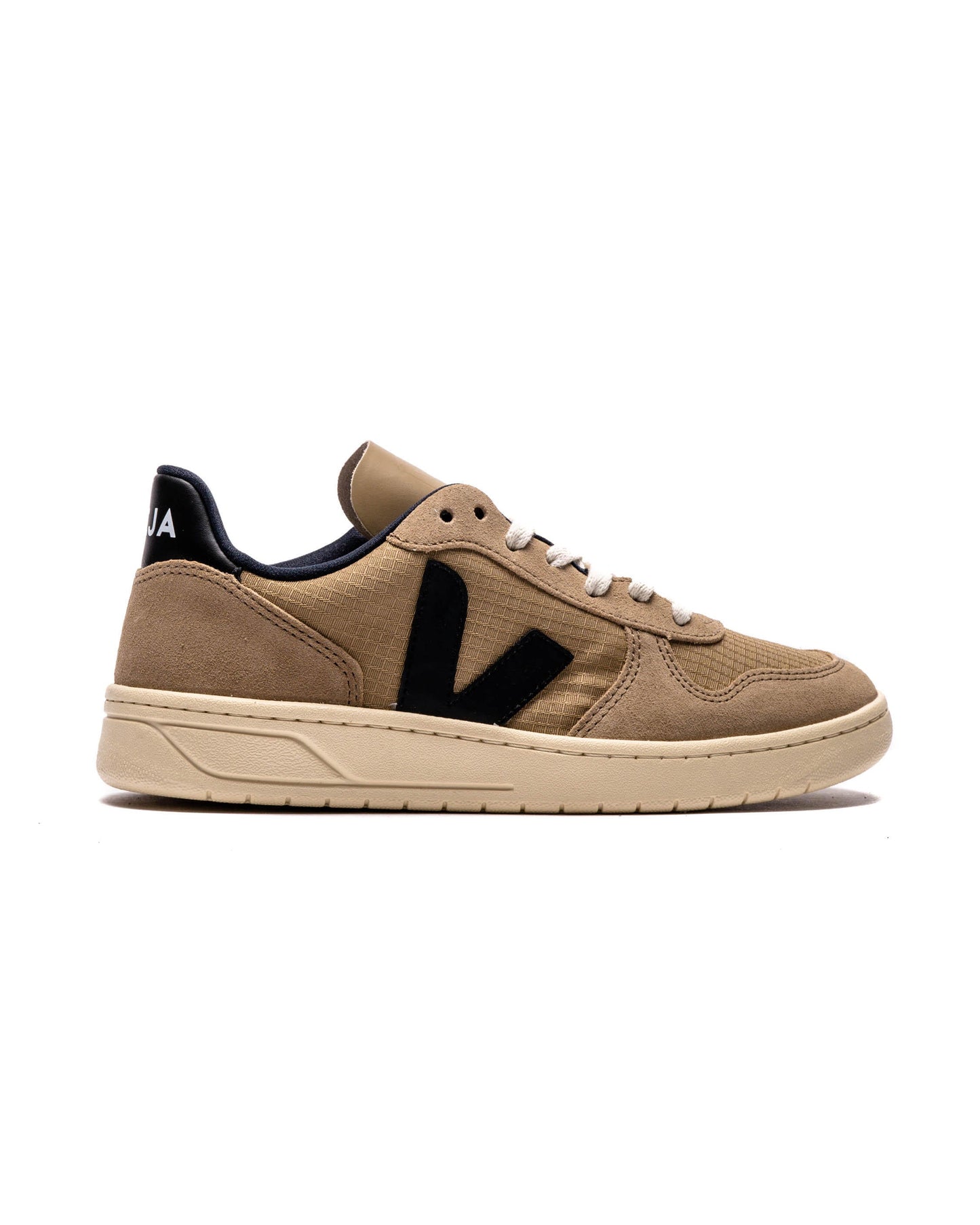 Exclusive Veja V-10 — 4 — Front View
