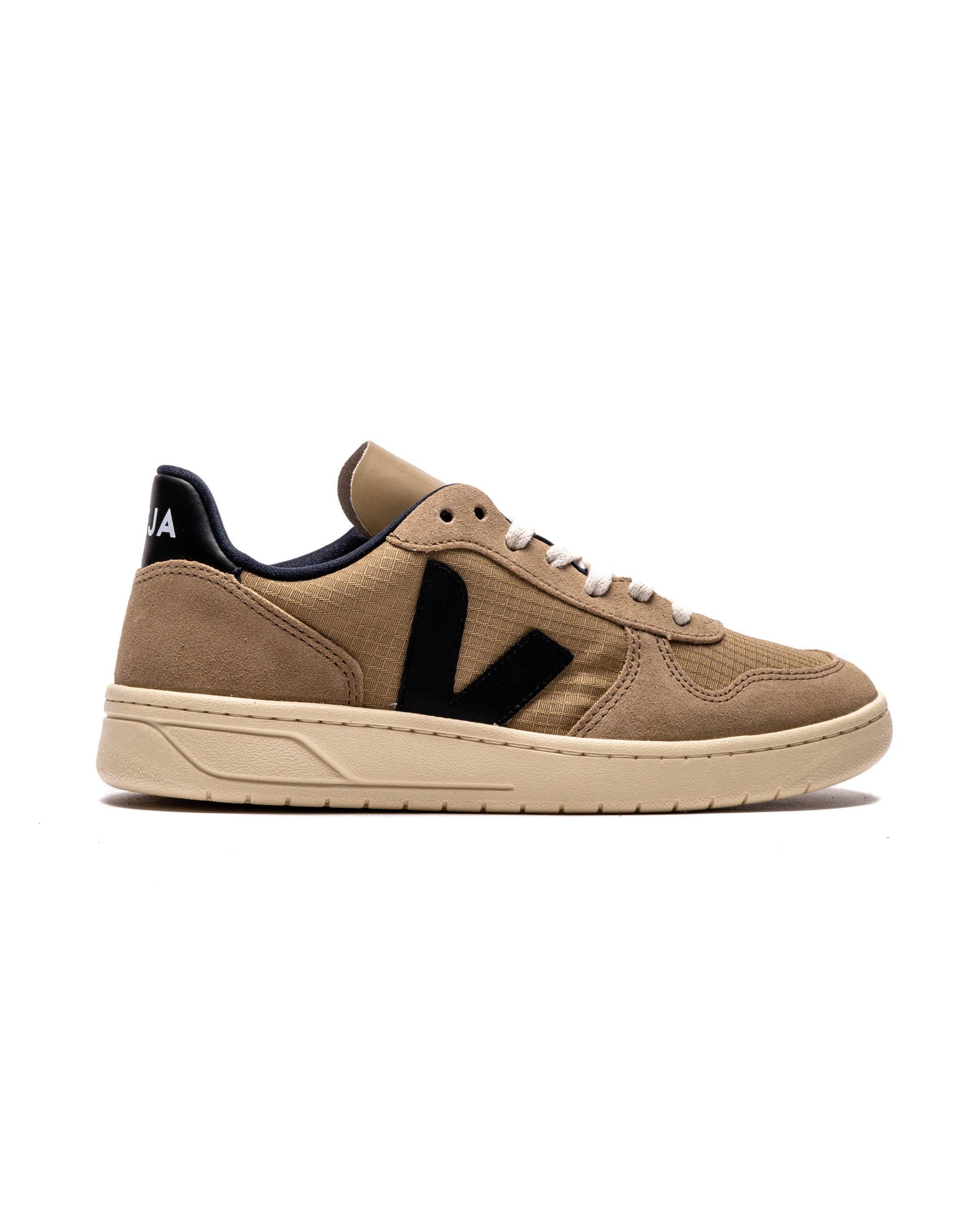Exclusive Veja V-10 — 4 — Front View