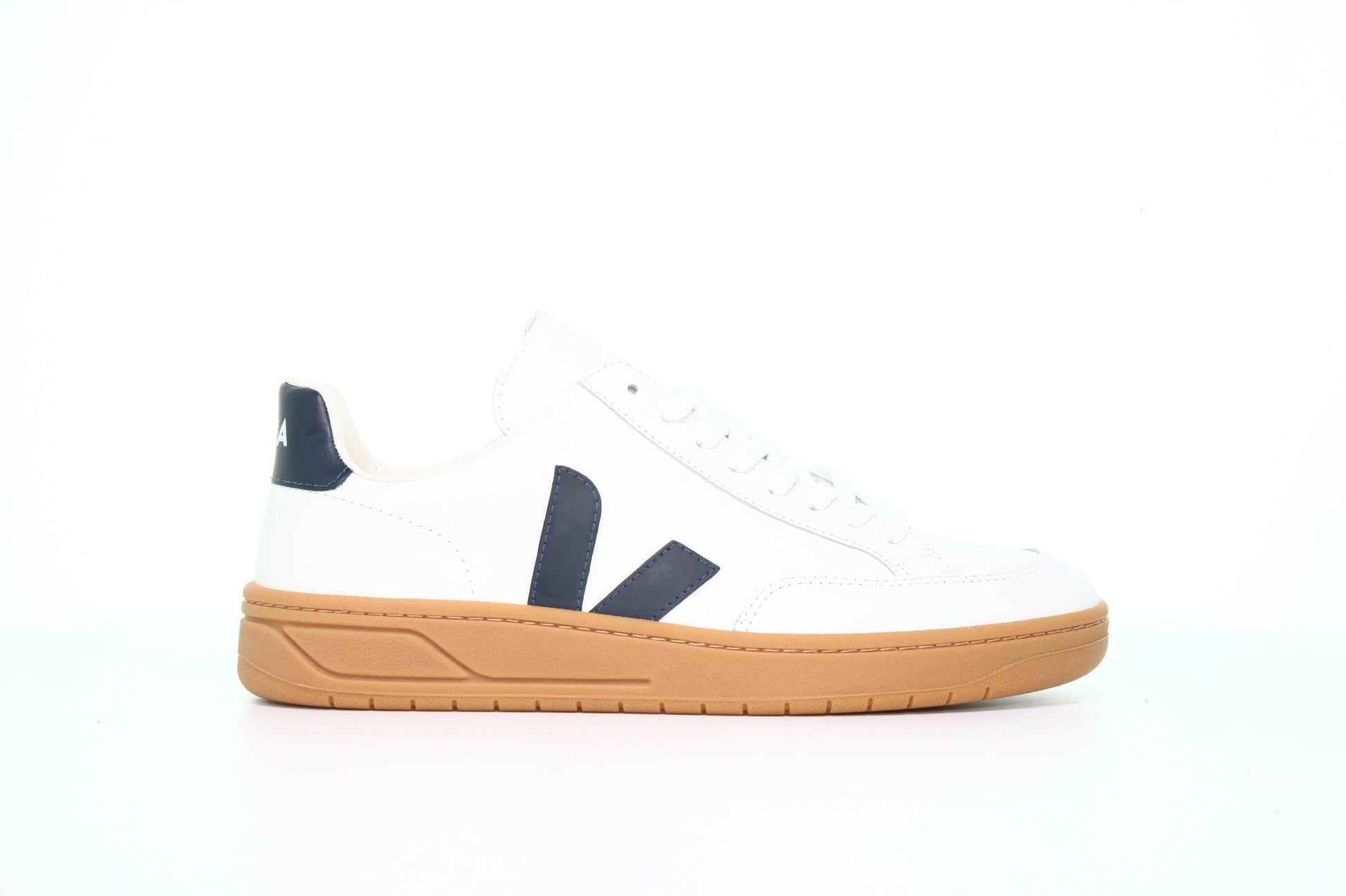 Exclusive Veja V-12 "Nautico" — 7 — Front View
